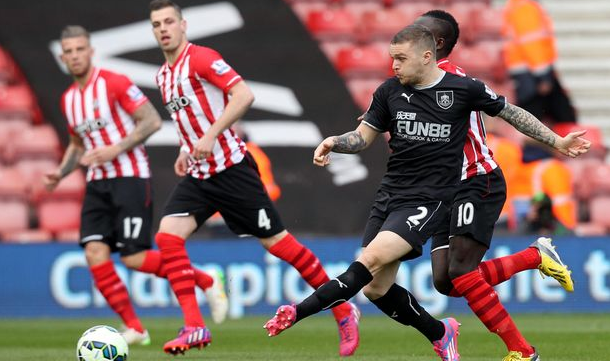 足球英超球队因球迷冲突被罚款，场面一度失控（英超球队因球迷骚乱遭罚，赛场秩序一度失控）