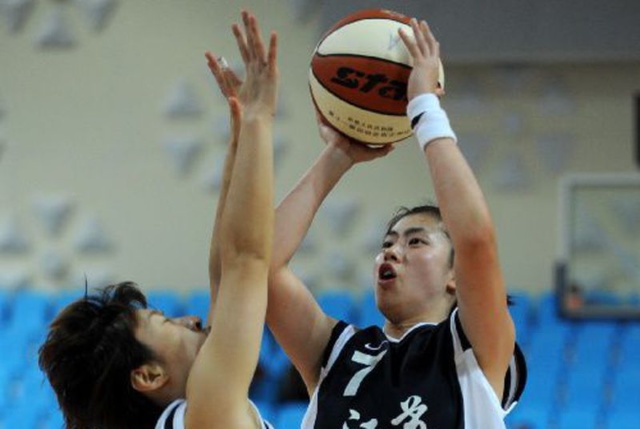 “罗马队友基情互动”，德罗西赛后新闻发布会被哲科亲吻（罗马队友暖心互动：德罗西在赛后发布会上被哲科亲吻）